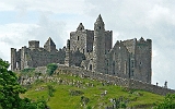 Der Rock of Cashel (Irisch: Carraig Phadraig), bei der Stadt Cashel und etwa 10 km nördlich von Cahir im County Tipperary, ist ein einzigartiges Monument irischer Geschichte. Im 4. Jh. eroberte der Clan der Eóghanachta, die späteren MacCarthys, den Felsen und baute ihn zum Clansitz aus. Dieser war auf Grund seiner erhöhten Lage, die guten Überblick über das umliegende Land versprach, von strategischer Bedeutung.